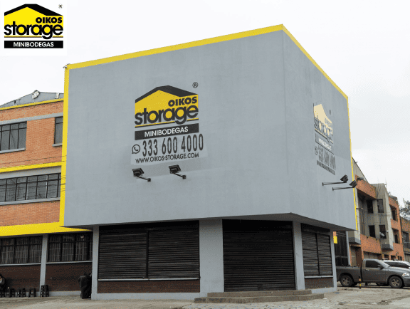 Bodegaje estratégico para empresas híbridas: organiza tus recursos y optimiza tu operación Fachada de OIKOS Storage con minibodegas para almacenamiento empresarial en Bogotá