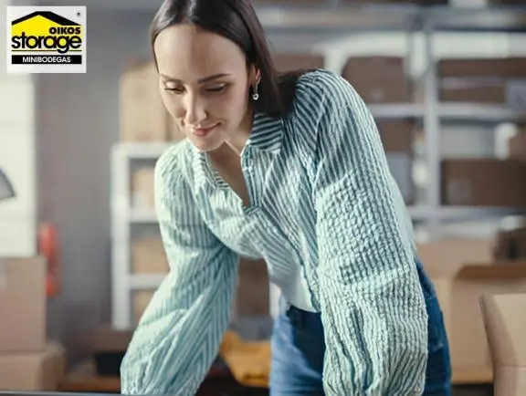 Mujer en una bodega