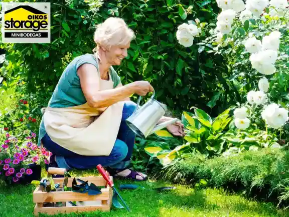 Mujer cuidando sus jardines