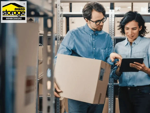 Cómo gestionar inventarios de forma eficiente con OIKOS Storage Personas organizando cajas en una bodega