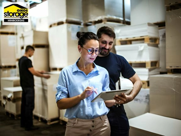 ¿Qué tipo de sectores empresariales en Ecuador deberían arrendar una Minibodega? Personas revisando inventarios en bodega