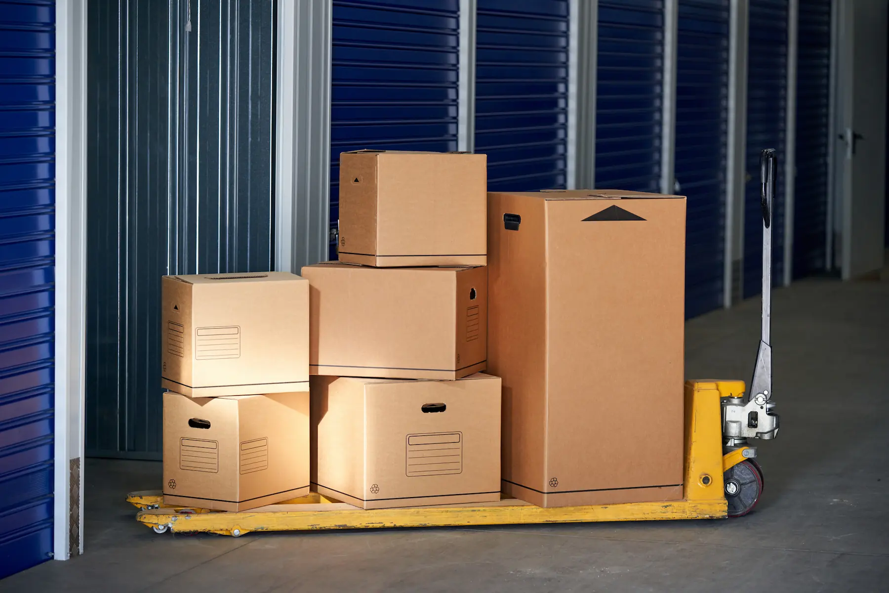 Cajas organizadas en bodega