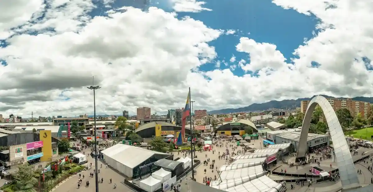 Corferias en un día soleado