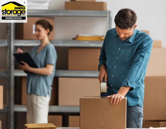 Personas compartiendo una unidad de self storage