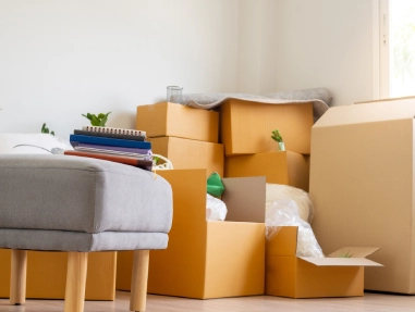 Cajas y pertenencias almacenadas durante una mudanza