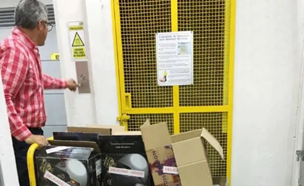 Espacio de almacenamiento organizado para objetos del hogar y negocio