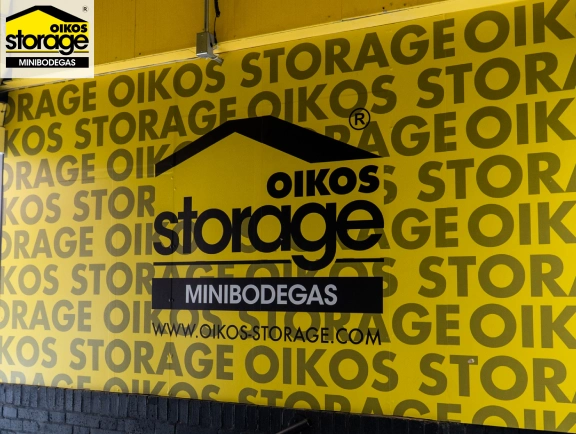 Espacio de minibodega para organizar inventario textil empresarial