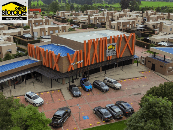 Familia organizando mudanza de Bogotá a Chía con apoyo de minibodegas