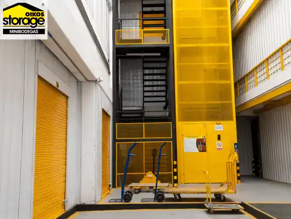 Guía práctica paso a paso para alquilar minibodegas en Bogotá minibodegas de OIKOS Storage en Bogotá con acceso y montacargas