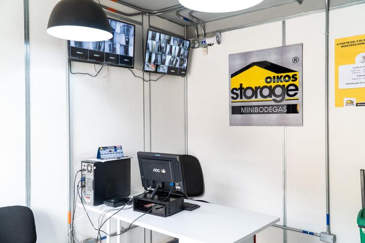recepción y monitoreo de OIKOS Storage para minibodegas en Bogotá