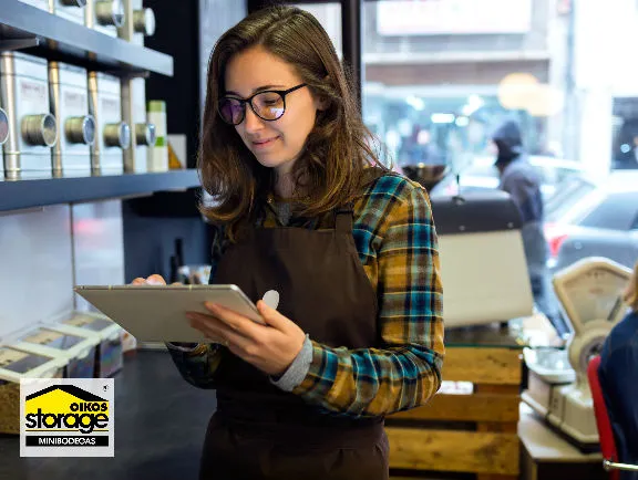 Ten presente que hay productos con necesidades específicas que se deben cumplir a la hora de almacenarlos para garantizar su buen estado. Cómo organizar el inventario de almacenes