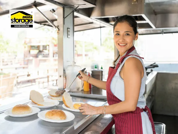 Emprendedora de Barranquilla alquilando minibodega de OIKOS Storage