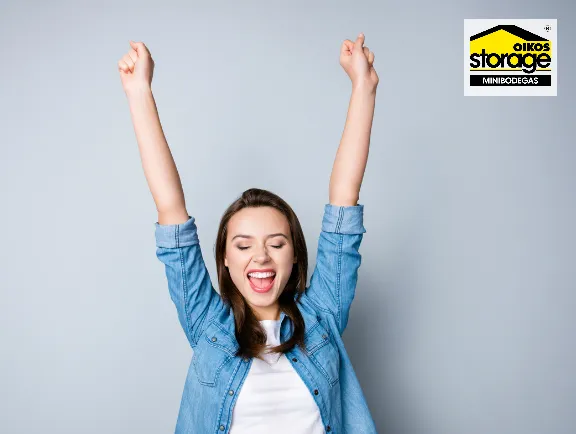 Emprendedora alquilando minibodegas de OIKOS Storage para guardar stock
