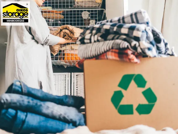 Mujer ordenando su habitación 