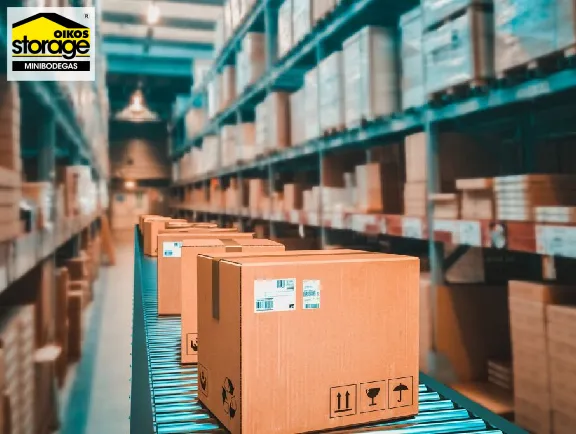 Cajas en una linea transportadora