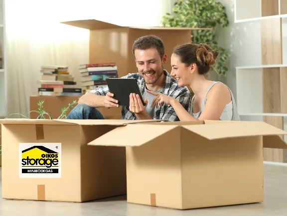 Es importante un plan para desempacar y no confundirte con tantas cajas. Pareja desempacando en su nuevo hogar.