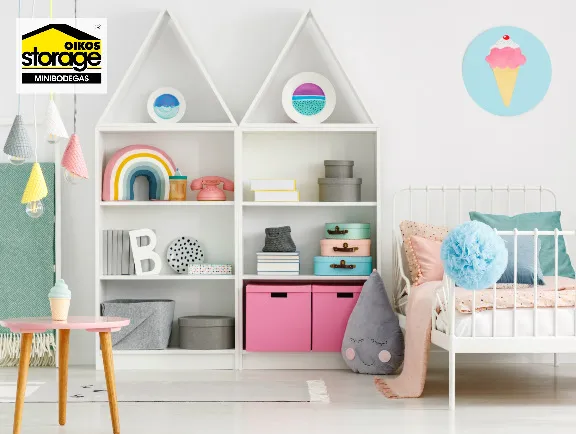Para elegir el color de la habitación de tu hijo ten en cuenta que los tonos oscuros reducen la espacialidad visual. Habitación de niña con estante para ordenar sus juguetes.