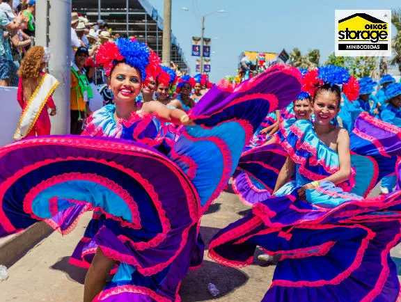 Desfile de bailarinas durante el Carnaval de Barranquilla.