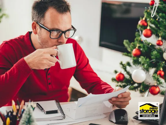 Encuentra una minibodega ideal para organizar tu stock y recibir la temporada de ventas de este fin de año de la mejor manera. Cliente cotizando su minibodega