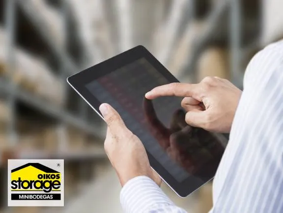 persona administrando su inventario