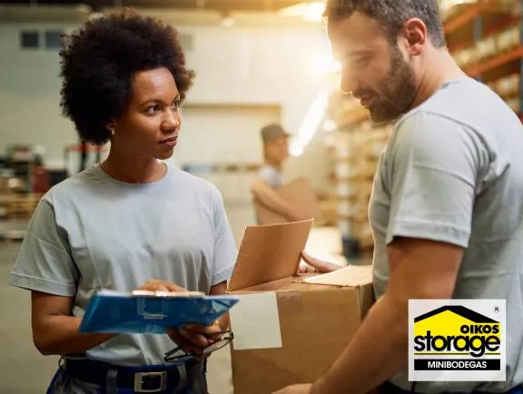 mujer y hombre juntos trabajando