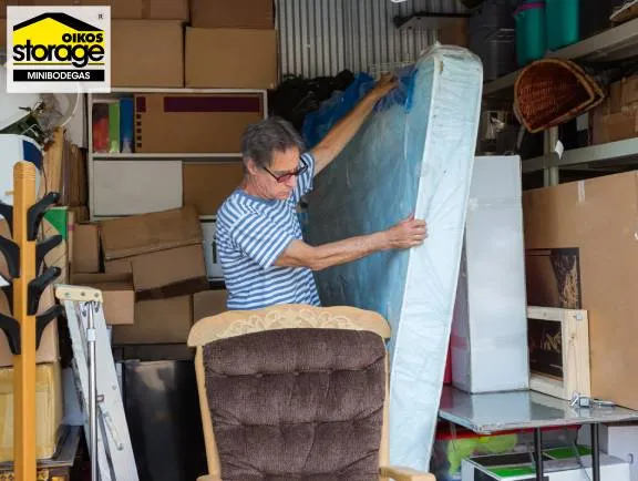 hombre organizando su minibodega