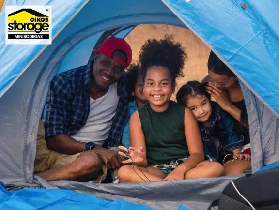 personas acampando