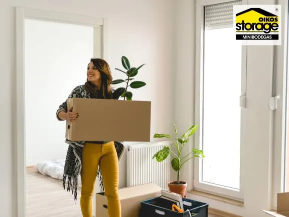 joven mudándose a su nueva vivienda