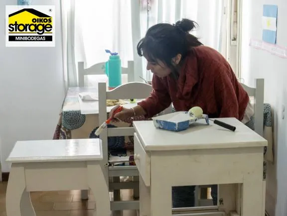 mini bodegas mujer pintando una silla