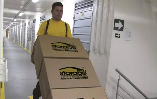 persona llevando cajas 